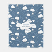 飛んでいる紙飛行機ふわふわ雲石板青 フリースブランケット (正面)