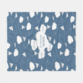 飛んでいる紙飛行機ふわふわ雲石板青 フリースブランケット (正面(横))