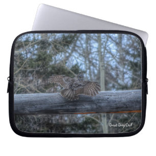 飛んでいる素晴らしGrey Owl Raptor Winter Wildlife写真 ラップトップスリーブ