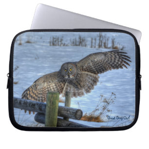 飛んでいる素晴らしGrey Owl Raptor Winter Wildlife写真 ラップトップスリーブ