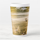 飛んでいる貝 – 抽象芸術 カフェラテマグ (正面)