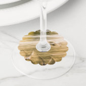 飛んでいる貝 – 抽象芸術 ワイングラスタグ (クローズアップ)