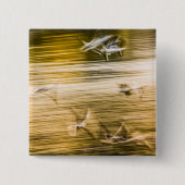 飛んでいる貝 – 抽象芸術 缶バッジ (正面)