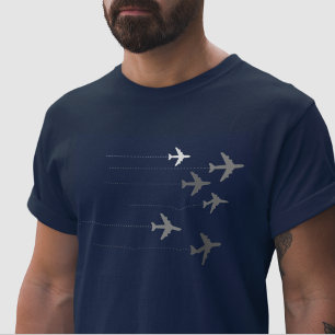 飛んでいる飛行機の青 Tシャツ