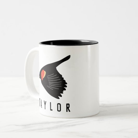 飛パーソナライズされた行中の赤翼の黒鳥 ツートーンマグカップ (正面左)