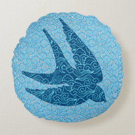 飛日本の行中のツバメ、コバルトとブルー淡い色のー ラウンドクッション