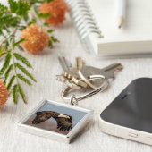 飛翔しているハゲのワシ キーホルダー (側面)