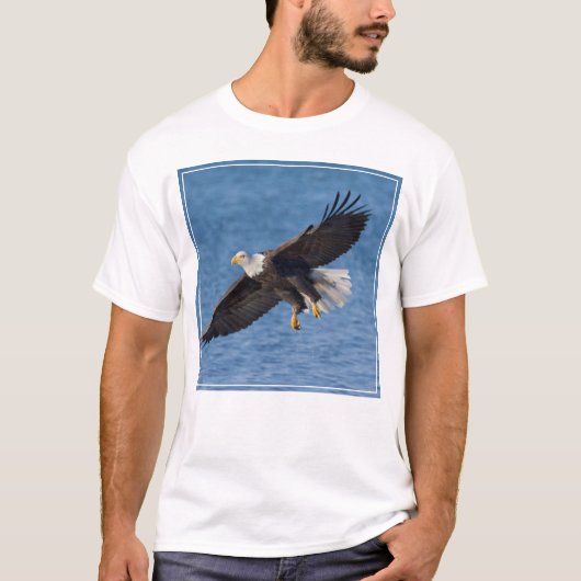 飛翔するハクトウワシ Tシャツ (正面)