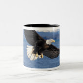 飛翔中のハゲワシ ツートーンマグカップ (中央)