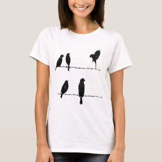 飛行の自由:有刺鉄線から鳥が舞う Tシャツ