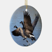 飛行を取っているカナダのガチョウ セラミックオーナメント (右)