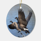 飛行を取っているカナダのガチョウ セラミックオーナメント (左)