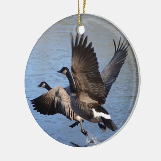 飛行を取っているカナダのガチョウ セラミックオーナメント (左)