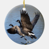 飛行を取っているカナダのガチョウ セラミックオーナメント (裏面)