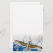 飛行中にすべっているカモメは青空と閉まります 便箋 (正面/裏面)