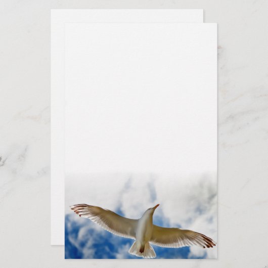飛行中にすべっているカモメは青空と閉まります 便箋 (正面/裏面)