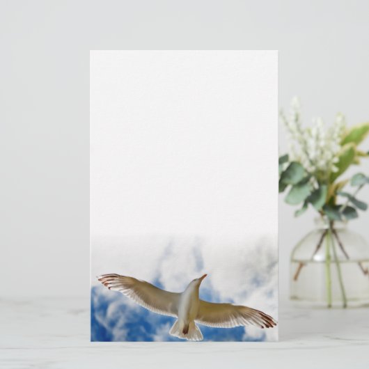 飛行中にすべっているカモメは青空と閉まります 便箋 (スタンド正面)
