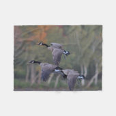 飛行中のカナダのガチョウ フリースブランケット (正面(横))