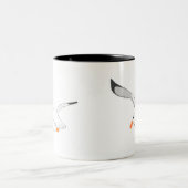 飛行中のカモメ ツートーンマグカップ (中央)