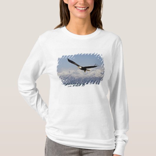 飛行中のハクトウワシ Haliaeetus leucocephalus 3 Tシャツ (正面)