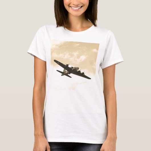 飛行中のフライング・フォートレス Tシャツ (正面)