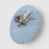 飛行中のペリカン ラウンド壁時計 (傾斜)