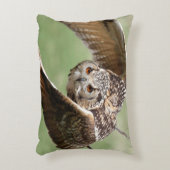 飛行中のワシミミズク アクセントクッション (正面(垂直))