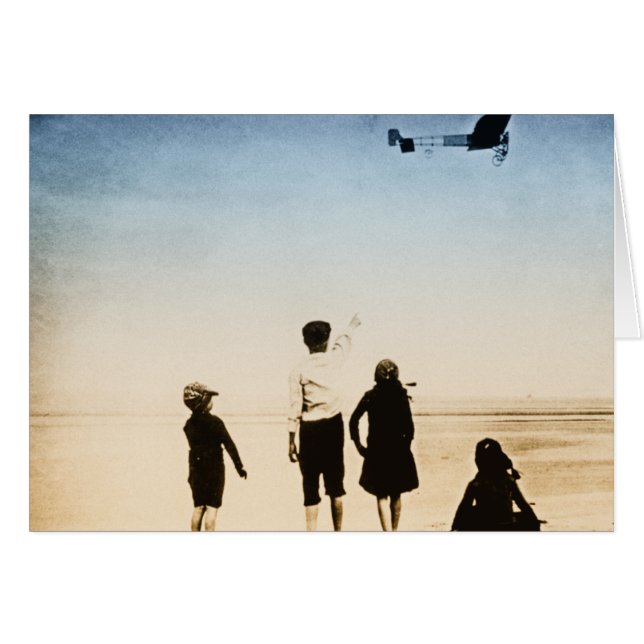 飛行中のヴィンテージの航空機 (正面横)