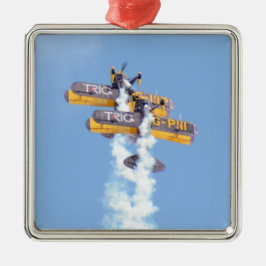 飛行中の曲技飛行の複葉機 メタルオーナメント