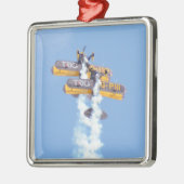 飛行中の曲技飛行の複葉機 メタルオーナメント (左)