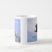 飛行中の白頭鷲のベビー、スプレッド・イーグルおよびお母さん コーヒーマグカップ (中央)