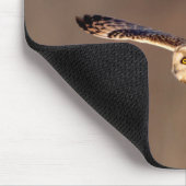 飛行中の短い耳付つきのフクロウ マウスパッド (コーナー)