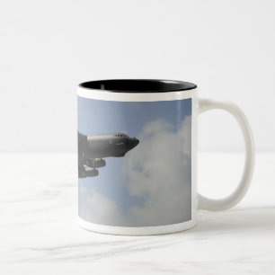 飛行中の米国空軍B-52 Stratofortress ツートーンマグカップ