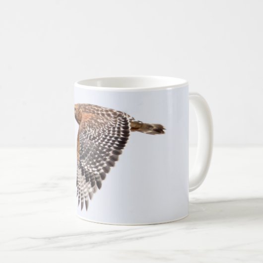 飛行中の赤い背負われたタカ コーヒーマグカップ (正面右)