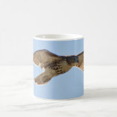 飛行中の赤によって後につかれるタカ コーヒーマグカップ (中央)