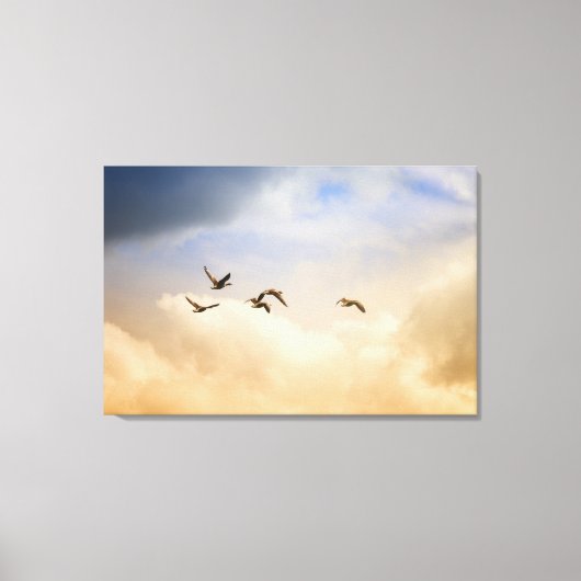 飛行中の鳥の群れ キャンバスプリント (正面)