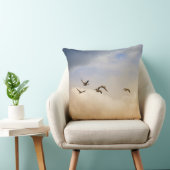 飛行中の鳥の群れ クッション (椅子)