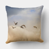 飛行中の鳥の群れ クッション (裏面)