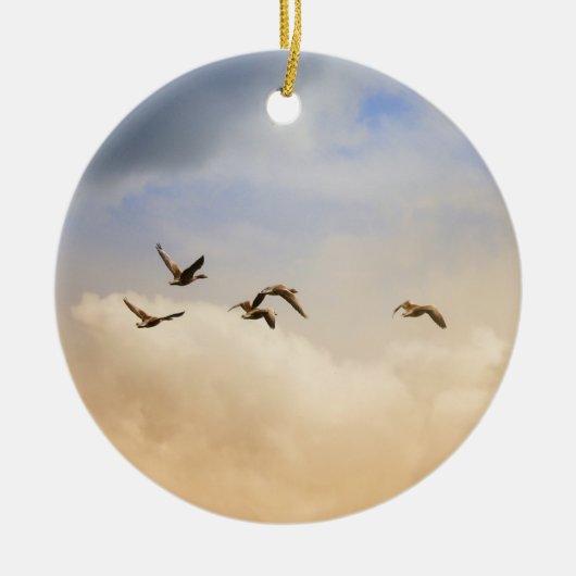 飛行中の鳥の群れ セラミックオーナメント (正面)