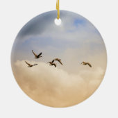 飛行中の鳥の群れ セラミックオーナメント (裏面)