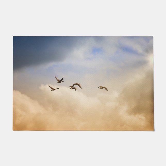 飛行中の鳥の群れ ドアマット (正面)