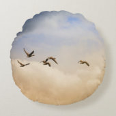 飛行中の鳥の群れ ラウンドクッション (正面)