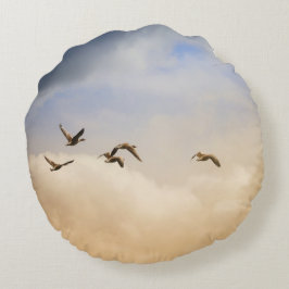 飛行中の鳥の群れ ラウンドクッション