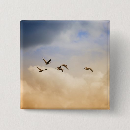 飛行中の鳥の群れ 缶バッジ (正面)