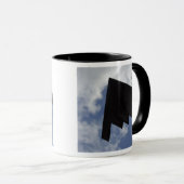 飛行中のA B-2精神 マグカップ (正面右)