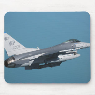 飛行中のF-16戦いの《鳥》ハヤブサ マウスパッド