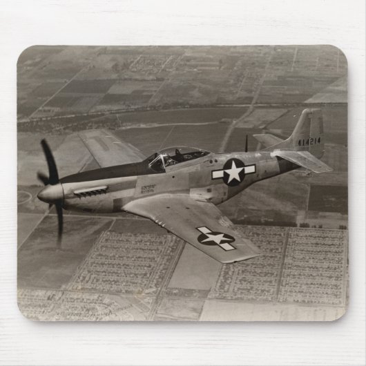 飛行中のWWII P-51のムスタング マウスパッド (正面)