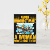 飛行免許を持つ女性を決して過小評価するな カード (黄色い花)