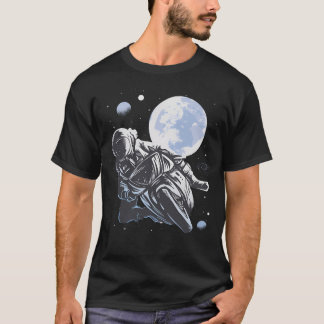 飛行士がオートバイで宇宙を走り抜ける Tシャツ