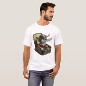 飛行士イワシの面白い空飛ぶ魚のTシャツ Tシャツ (正面フル)
